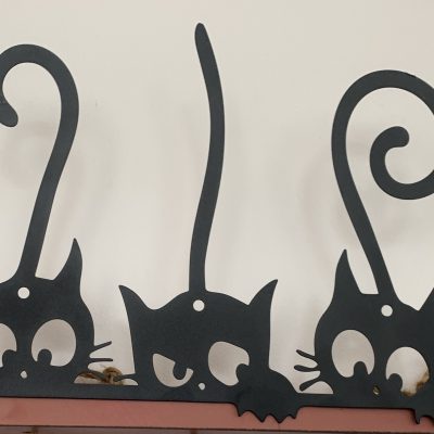 Décoration murale en métal noir, 3 petits chatons.