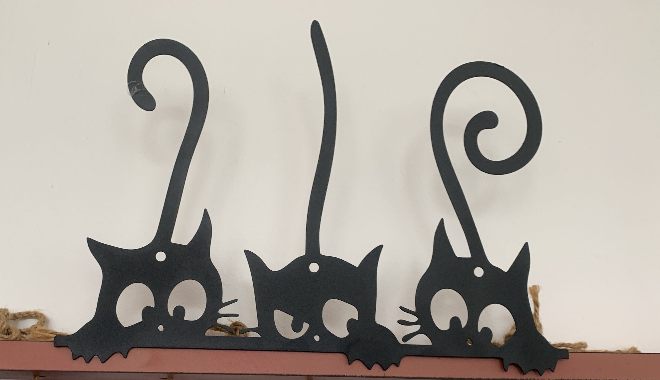 Décoration murale en métal noir, 3 petits chatons.